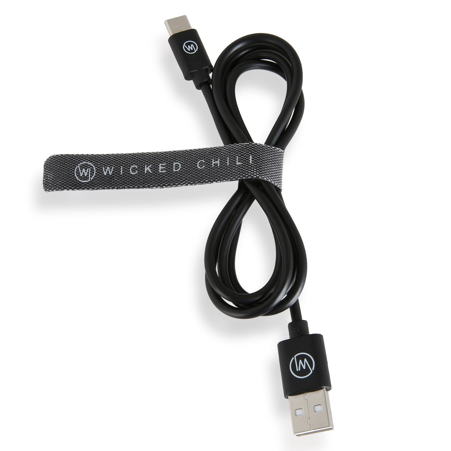Ein schwarzes USB-Ladekabel mit einem schwarzen Kabelbinder mit der Aufschrift WICKED CHILI. Weißer Hintergrund.