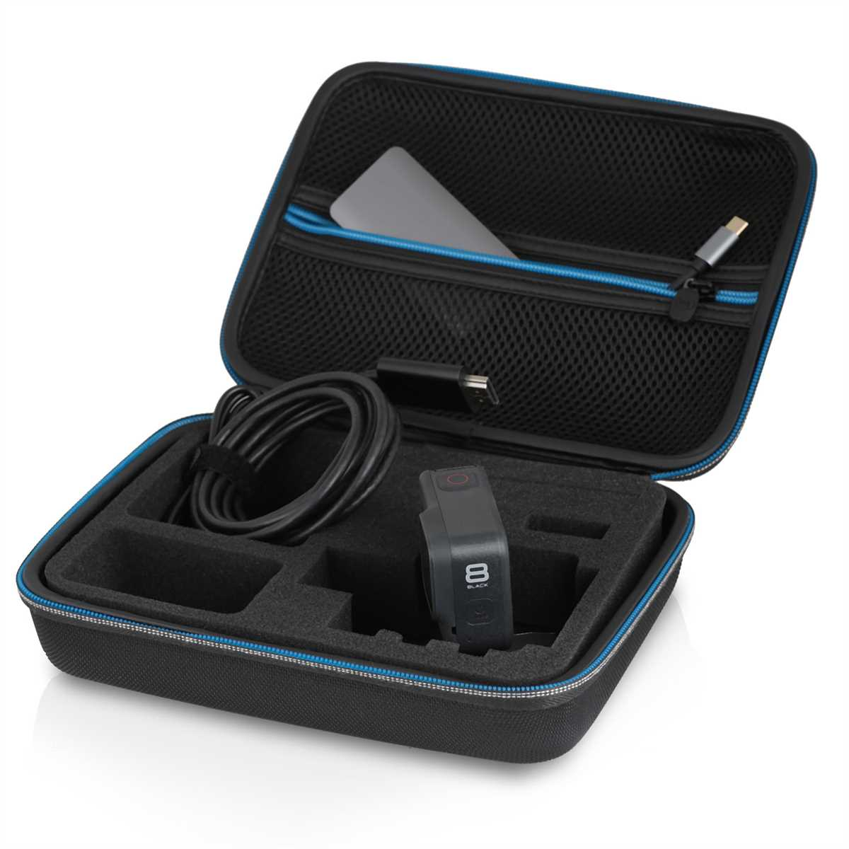 Schwarzes Etui mit Zubehör, einschließlich GoPro-Kamera und USB-C-Kabel, offen.