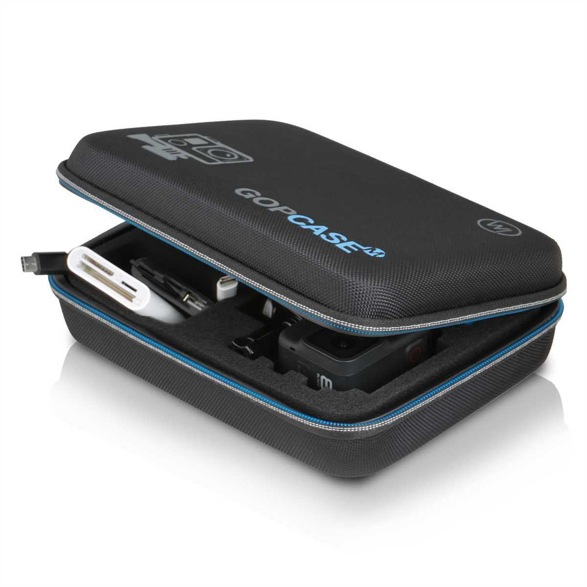 Schwarzes GoPro-Etui, geöffnet, mit Kamera und Zubehör. Blaue Zierleiste am Etui.