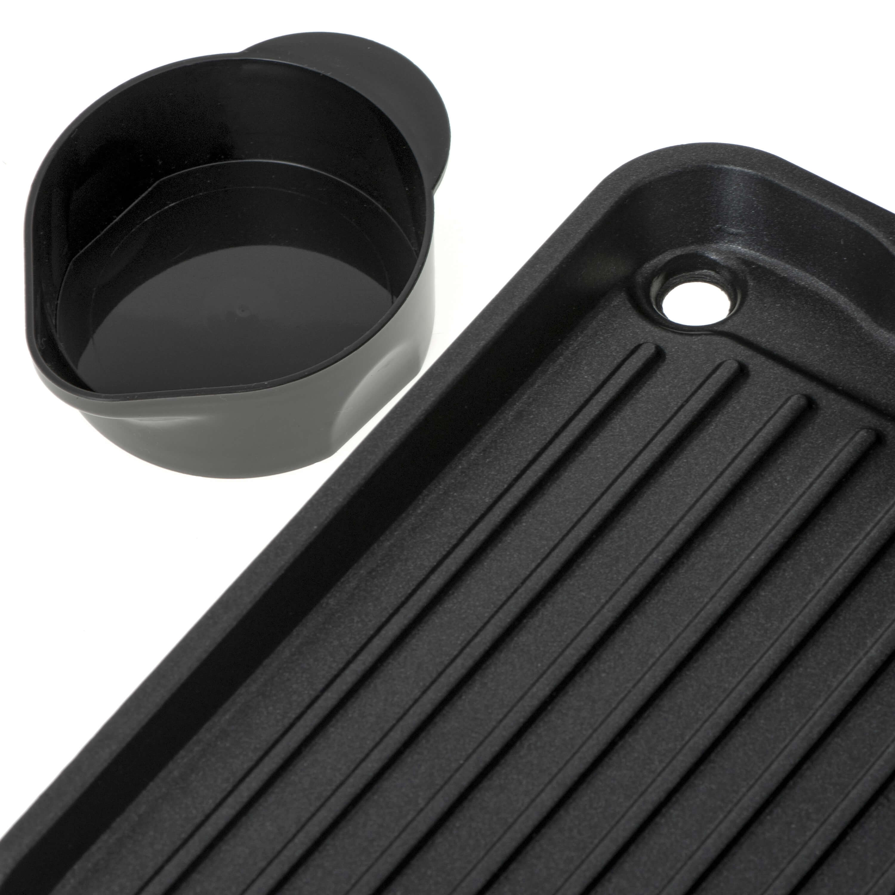 Schwarze Grillpfanne mit Rillen und eine schwarze Tasse. Weißer Hintergrund. Draufsicht.