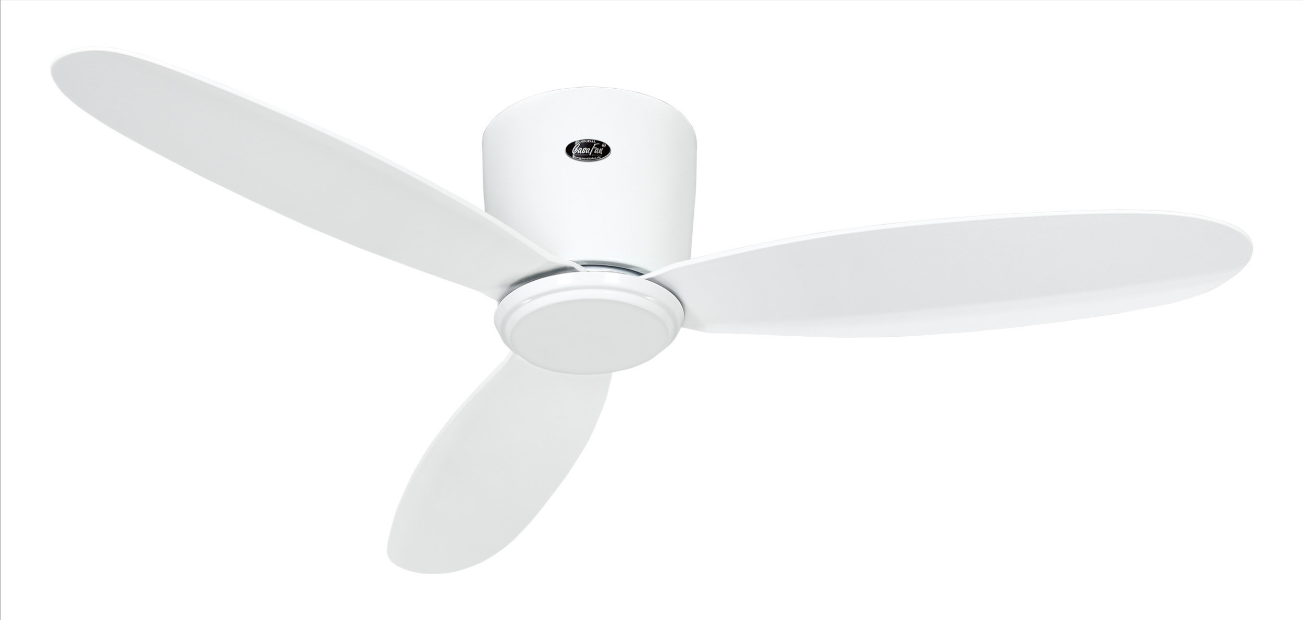 Ventilatore da soffitto bianco con tre pale. L'alloggiamento del motore è bianco. Sfondo bianco.