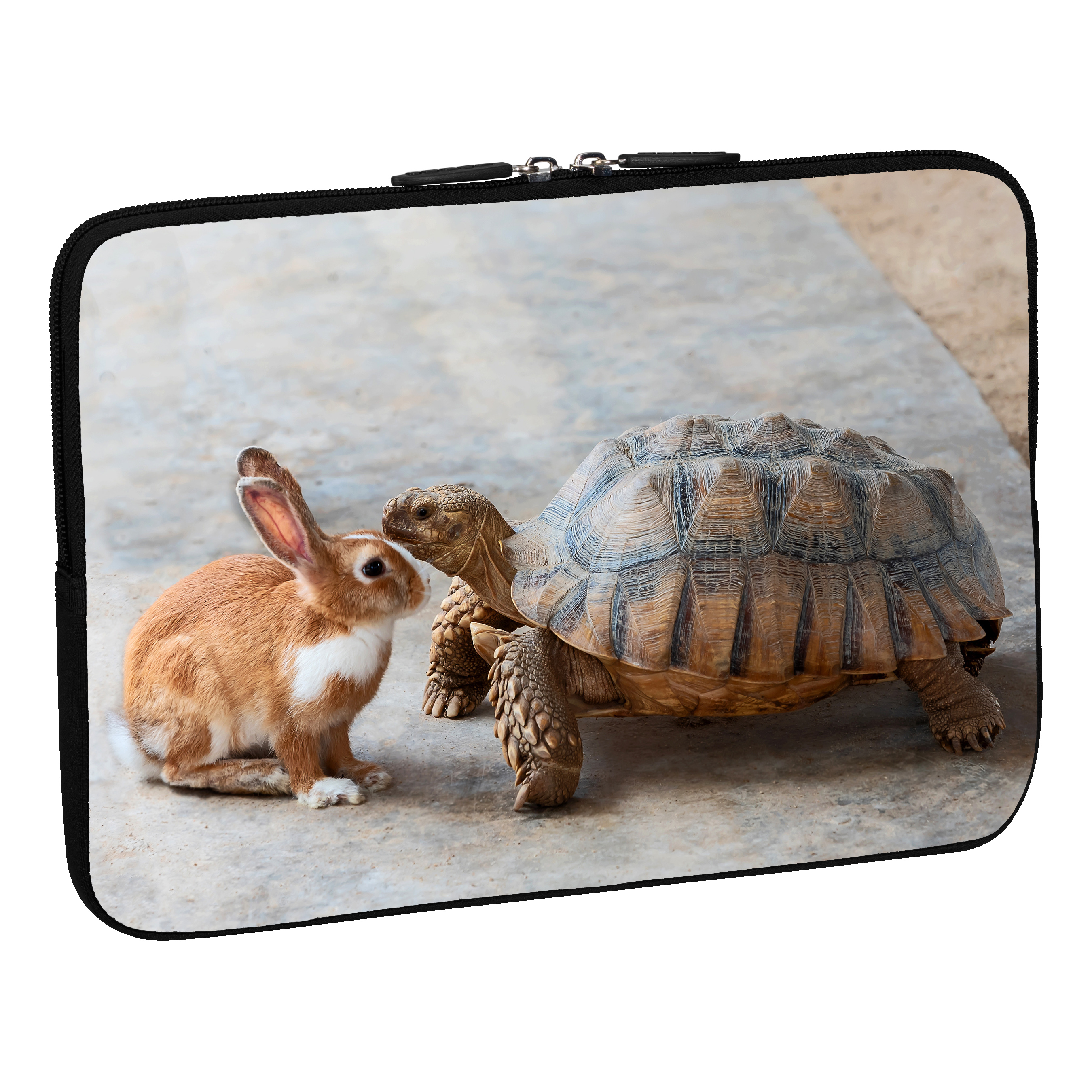 Laptoptasche mit Hase und Schildkröte. Der Hase ist braun-weiß, die Schildkröte braun.