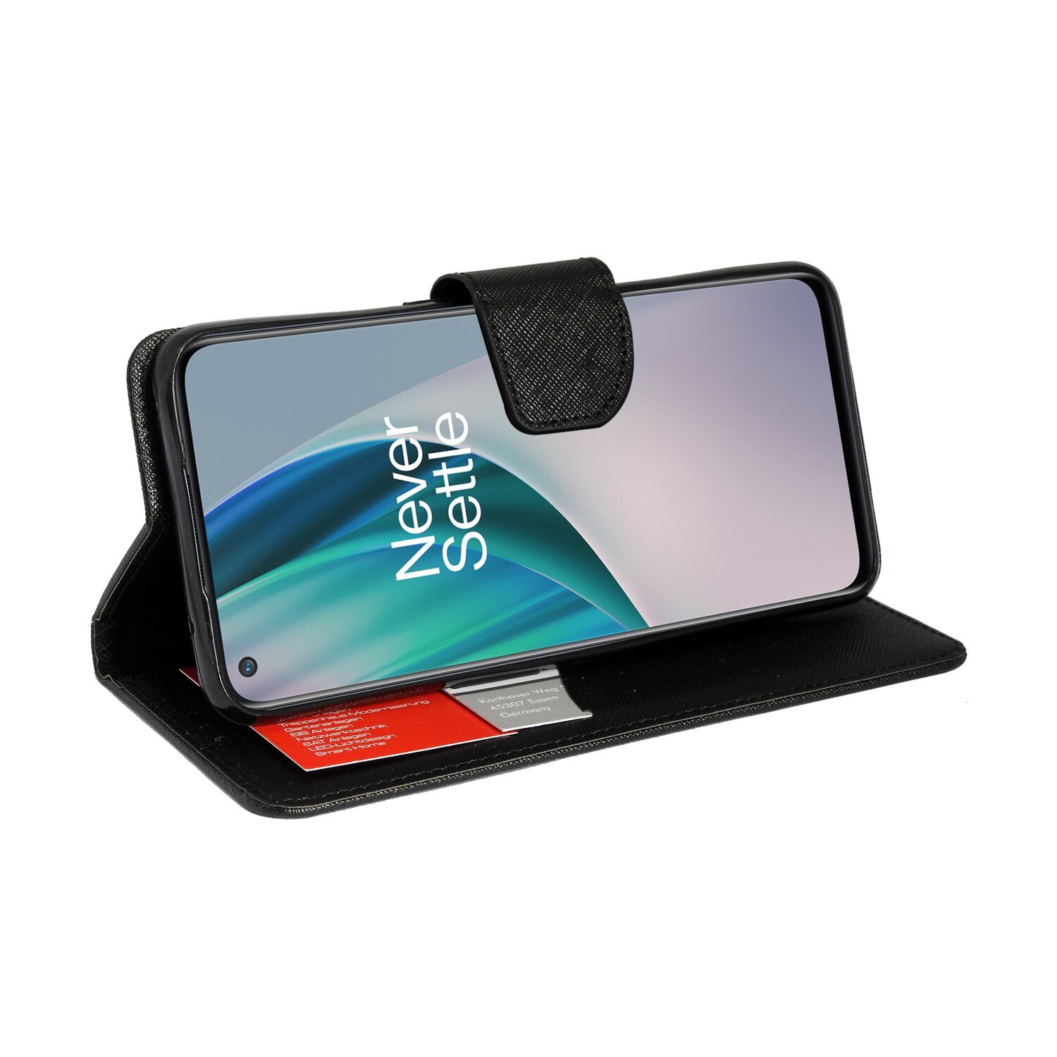 Telefon in schwarzem Wallet Case, mit roter Karte im Steckplatz. 'Never Settle'-Text.