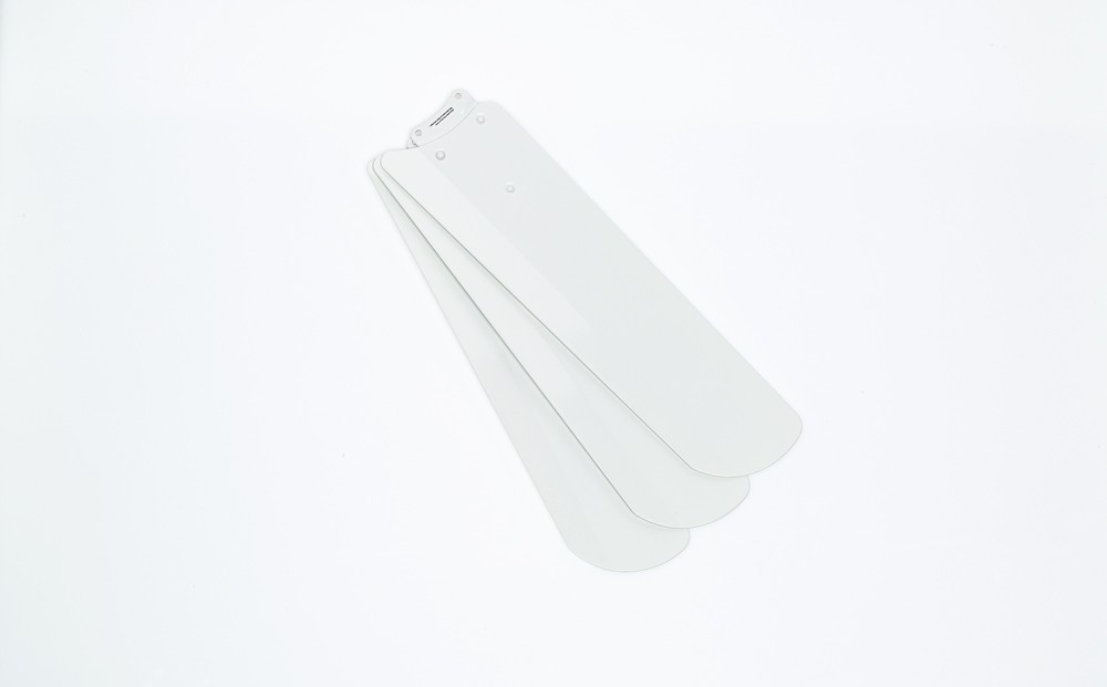 Tre pale di ventilatore bianche sono visualizzate su uno sfondo bianco. Sono angolate.