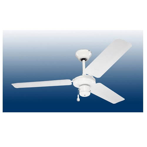 Ventilatore a soffitto con tre pale bianche, alloggiamento motore bianco e catenella.