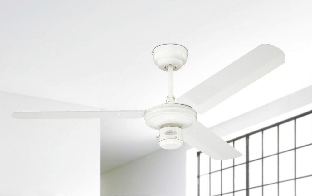 Un ventilatore a soffitto bianco con tre pale, contro un soffitto bianco.