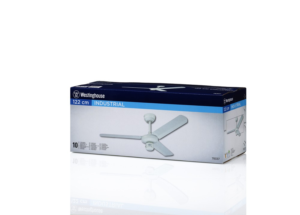 Ventilatore da soffitto in una scatola. Ventilatore bianco con pale chiare.