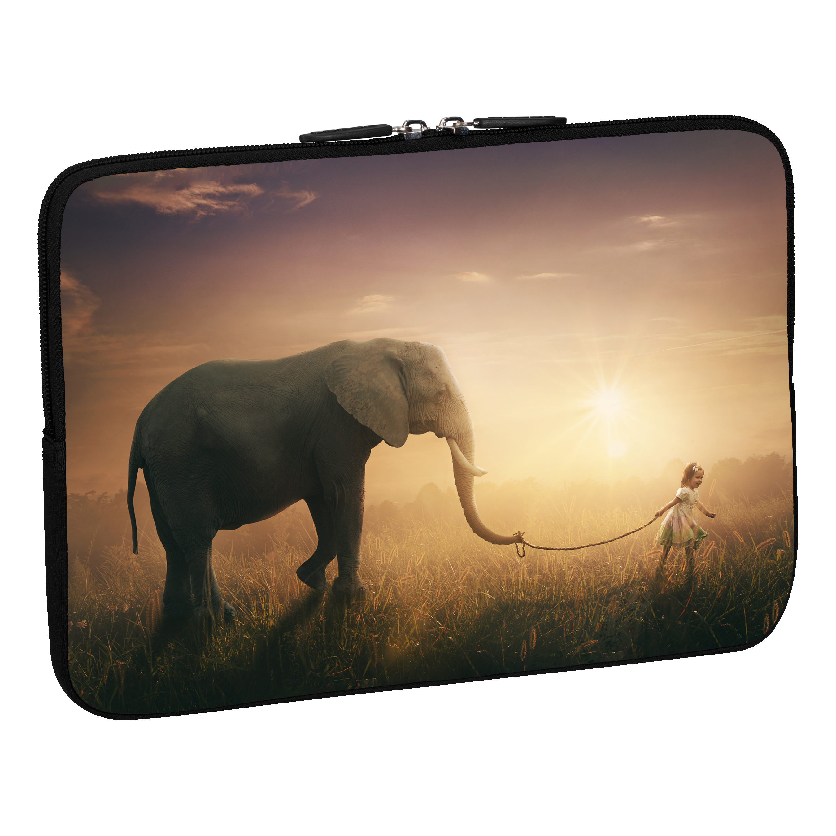 Ein Mädchen und ein Elefant gehen in einem Feld bei Sonnenuntergang.
