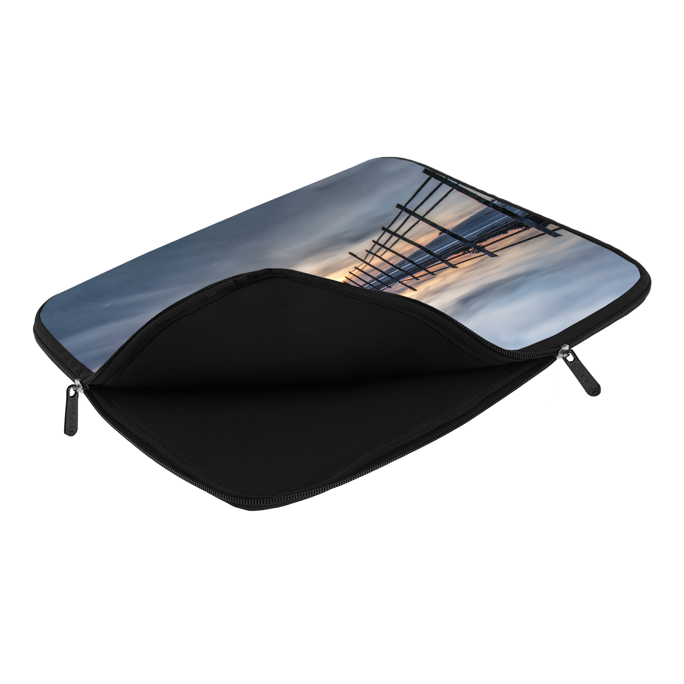 Laptoptasche mit Bild eines Holzstegs bei Sonnenuntergang. Reißverschluss sichtbar.