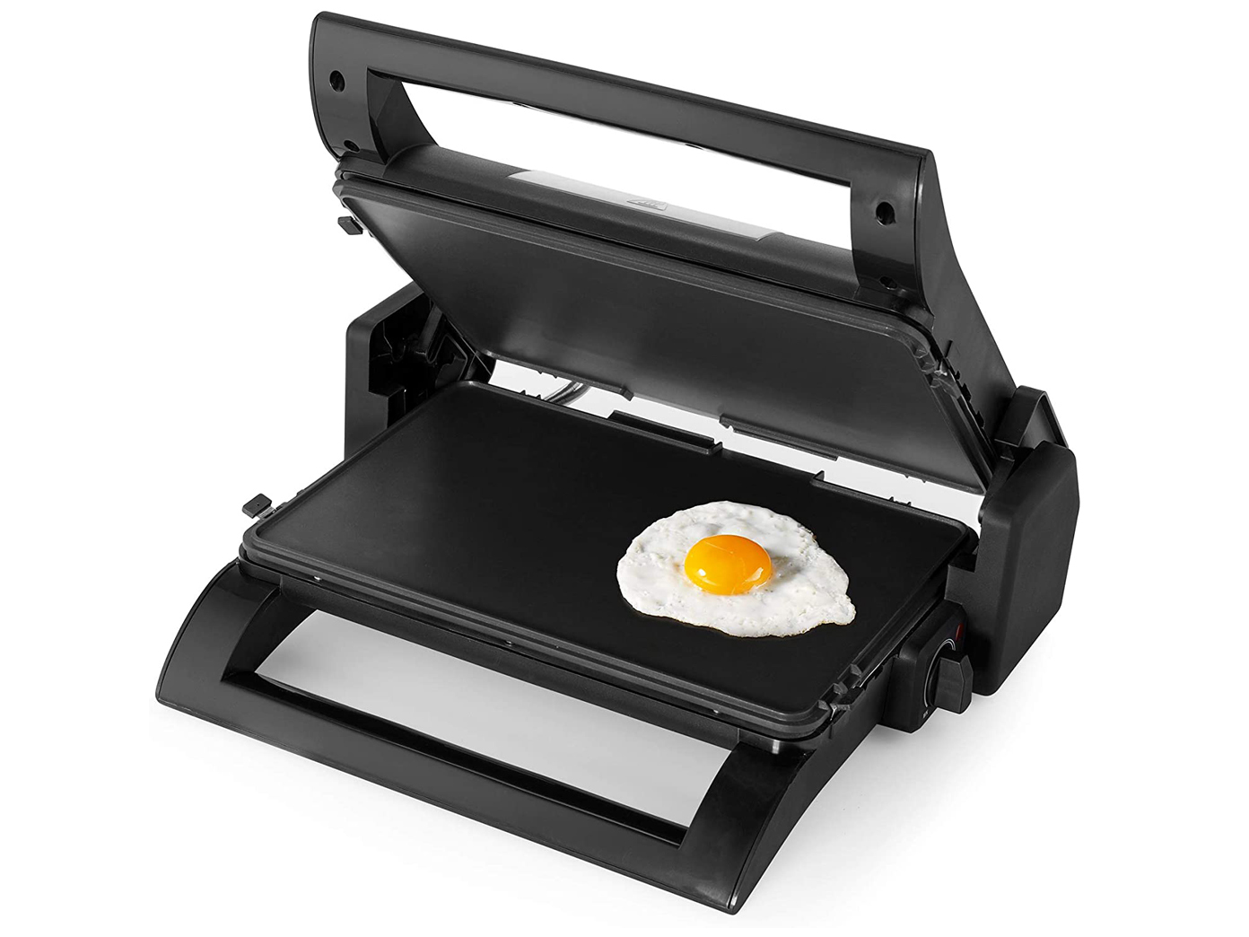 Ein offener schwarzer Toaster mit einem Ei, das gebraten wird. Das Ei ist Spiegelei. Der Hintergrund ist weiß.