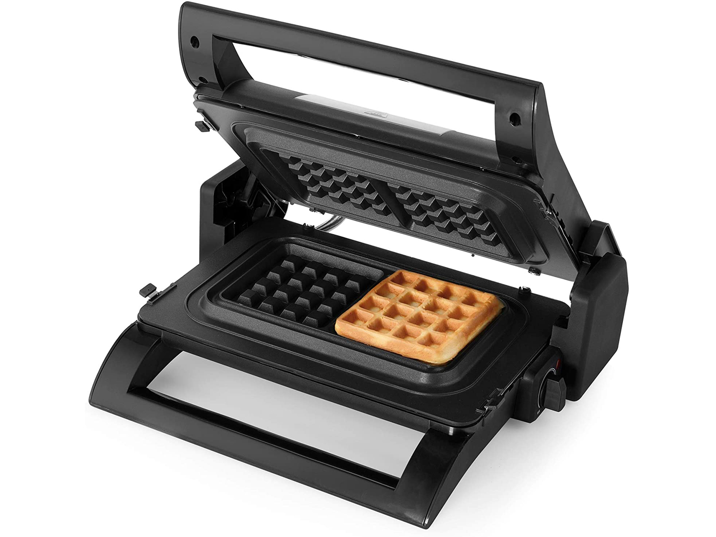 Ein Waffeleisen, offen, mit einer fertigen Waffel darin.