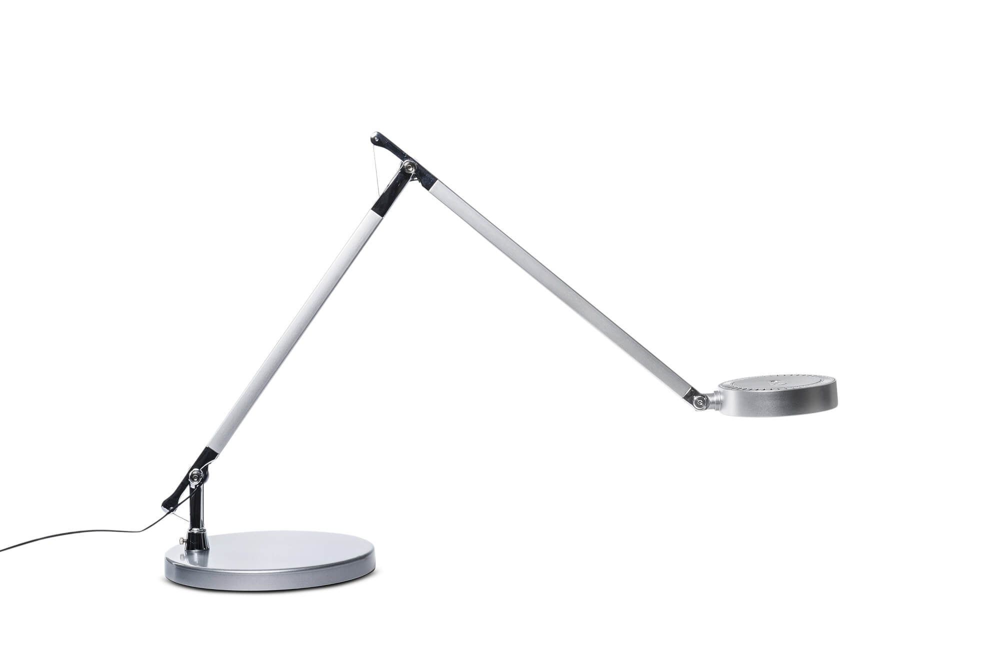 Lampada da scrivania argentata con base e testa rotonde, isolata su sfondo bianco.