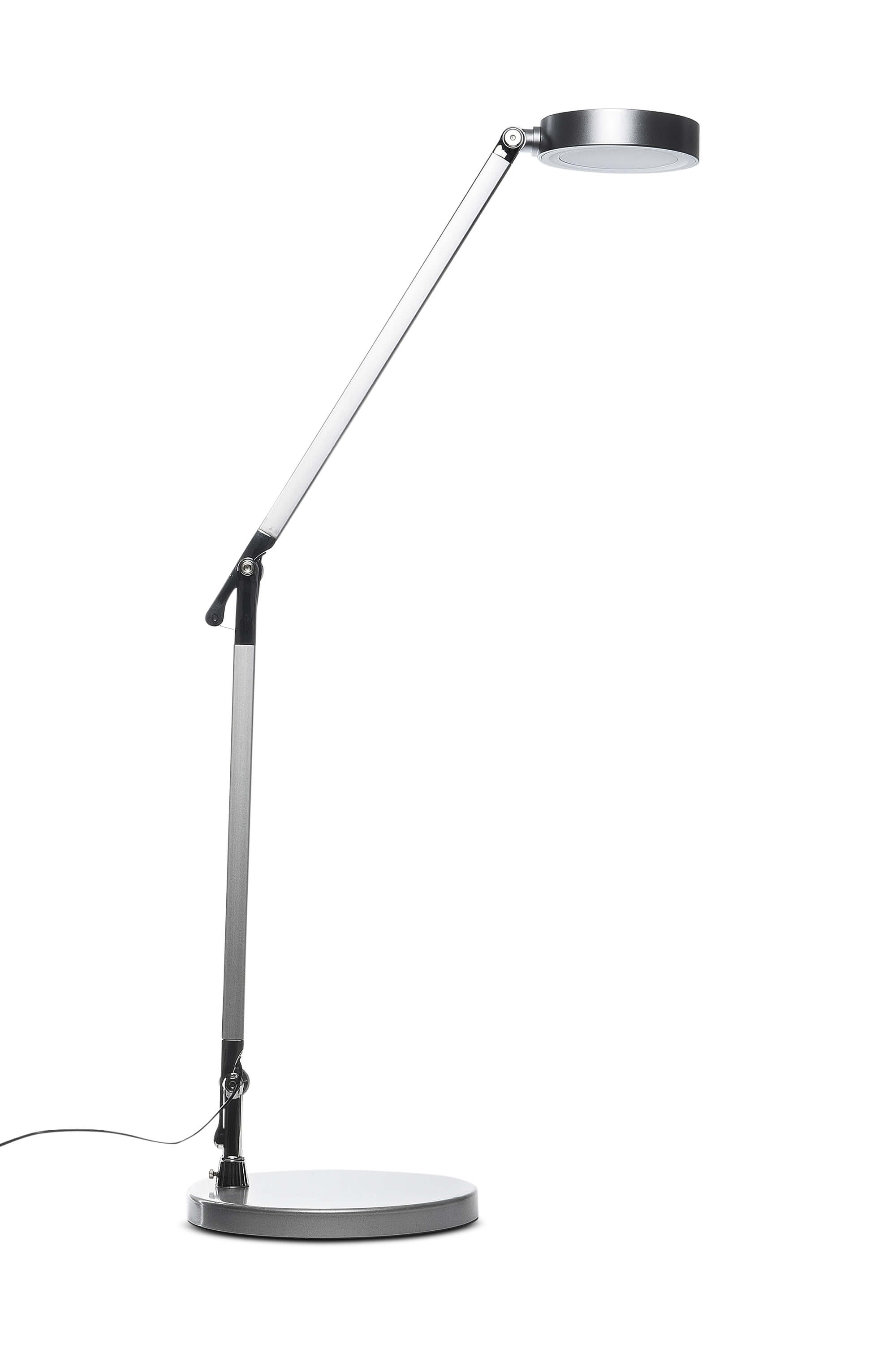 Una lampada da scrivania argento e nera su sfondo bianco. Ha una testa luminosa circolare.