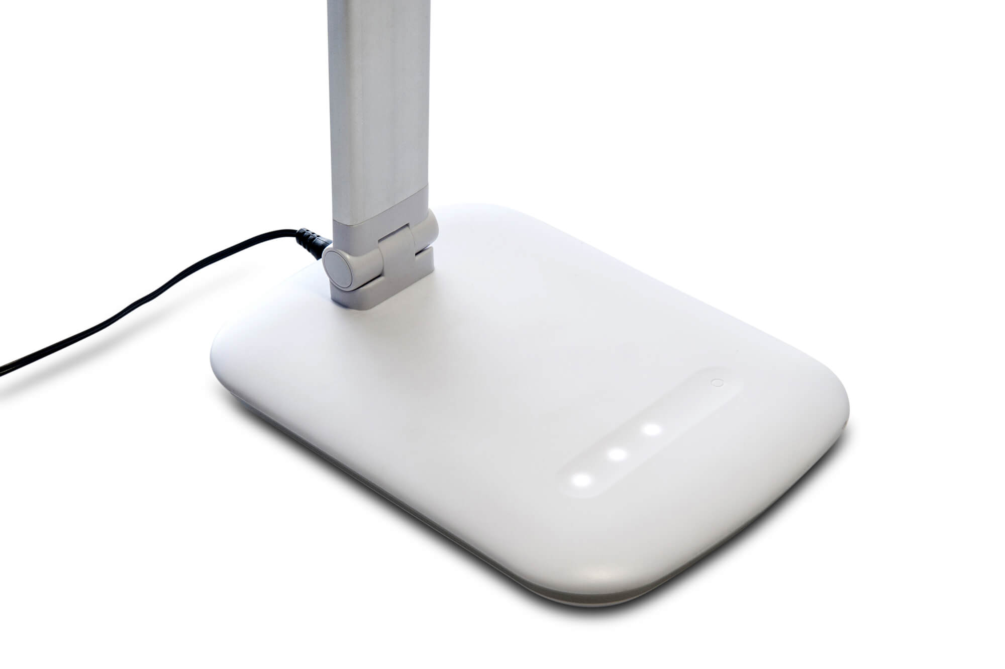 Lampada da scrivania bianca con pulsante di accensione, su superficie bianca.