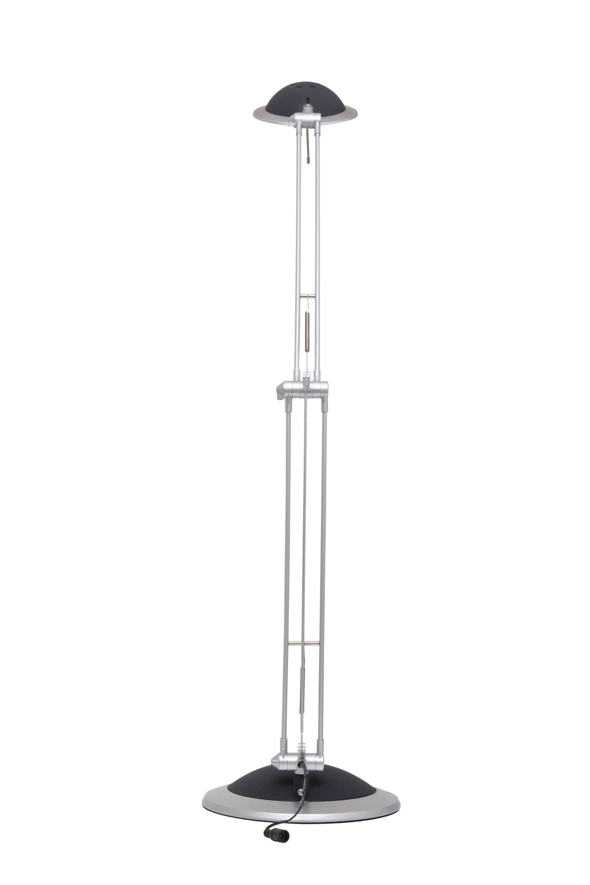 Wysoka, srebrna lampa podłogowa z czarnym blatem i podstawą stoi na białym tle.