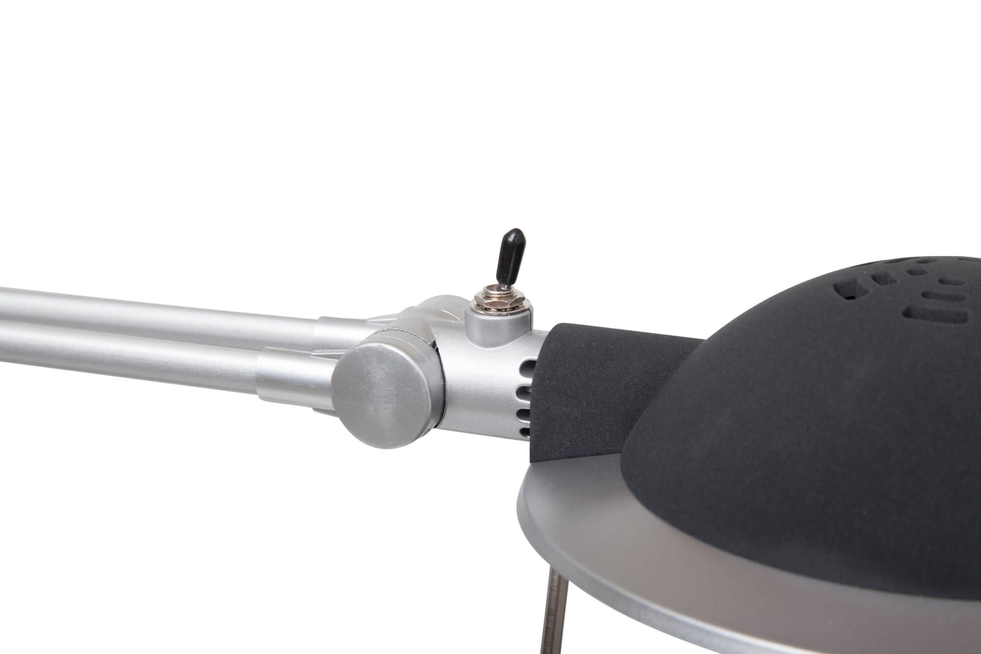 Srebrna lampa z czarnym kloszem i czarnym włącznikiem. Białe tło.