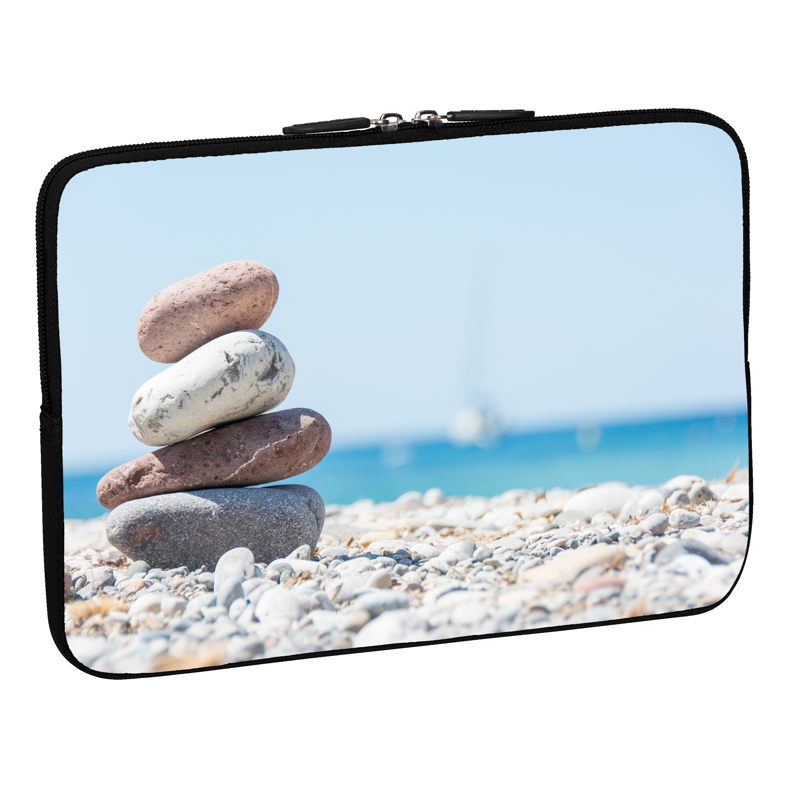 Laptop-Hülle mit Strandmotiv und einem Steinhaufen am Strand.