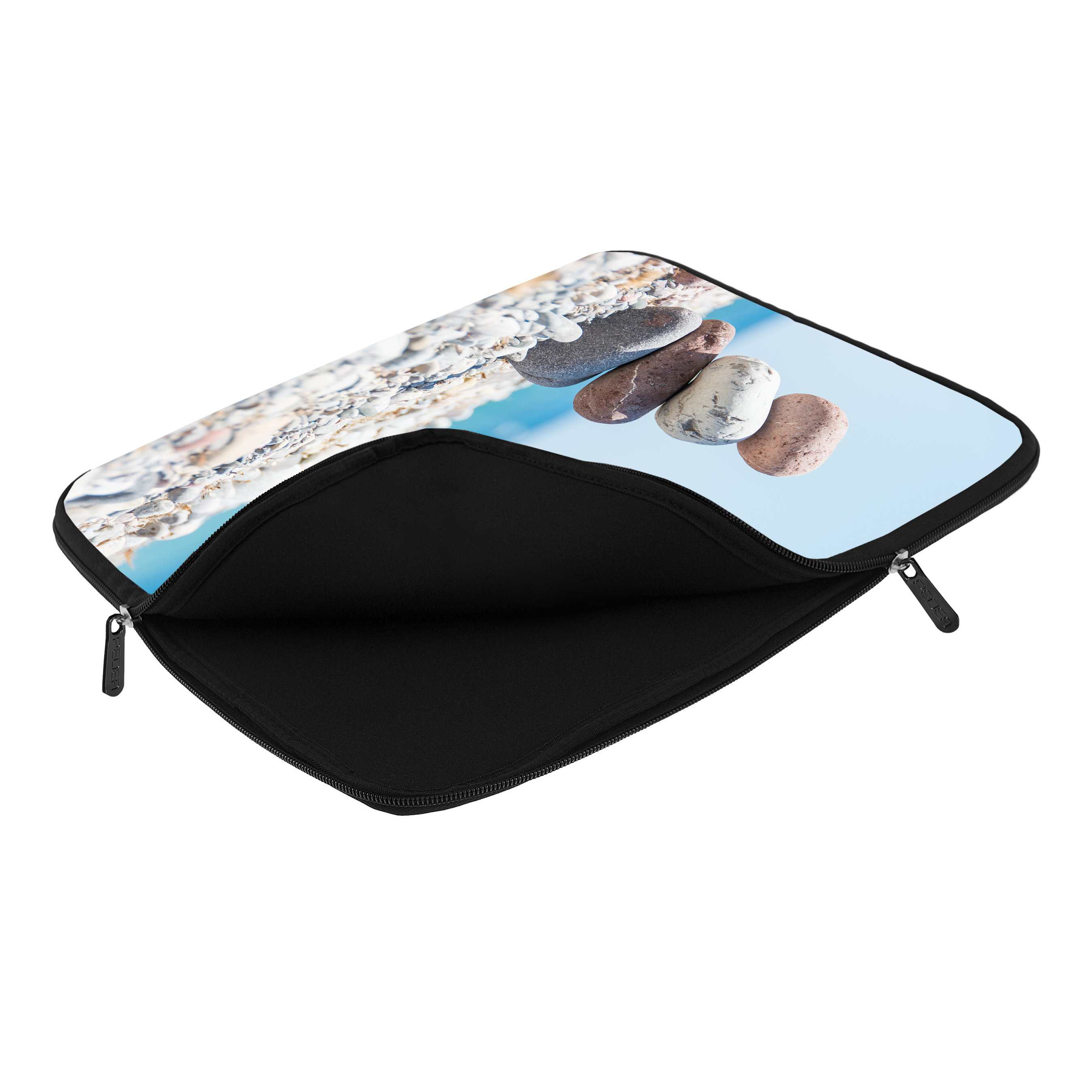 Laptoptasche. Die offene Tasche zeigt eine Strandszene mit Kieselsteinen und Wasser. Der Reißverschluss ist sichtbar.