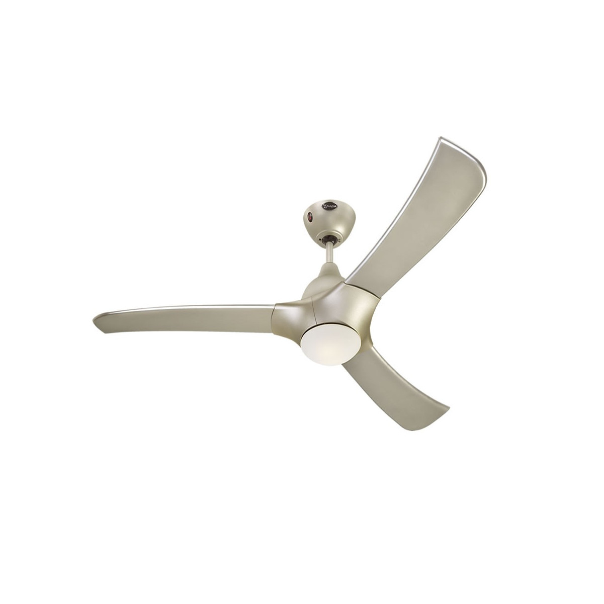 Silberner Deckenventilator mit drei Flügeln. Der Ventilator hat eine Leuchte.