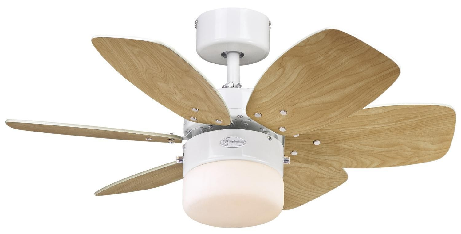 Weißer Deckenventilator mit sechs Holzflügeln und einer Leuchte, isoliert auf Weiß.