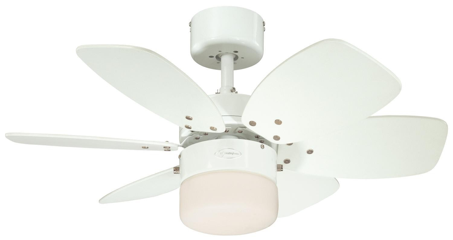 Weißer Deckenventilator mit fünf Flügeln und einer Leuchte.