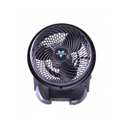 Ein schwarzer Vornado-Ventilator, Draufsicht, vor weißem Hintergrund.