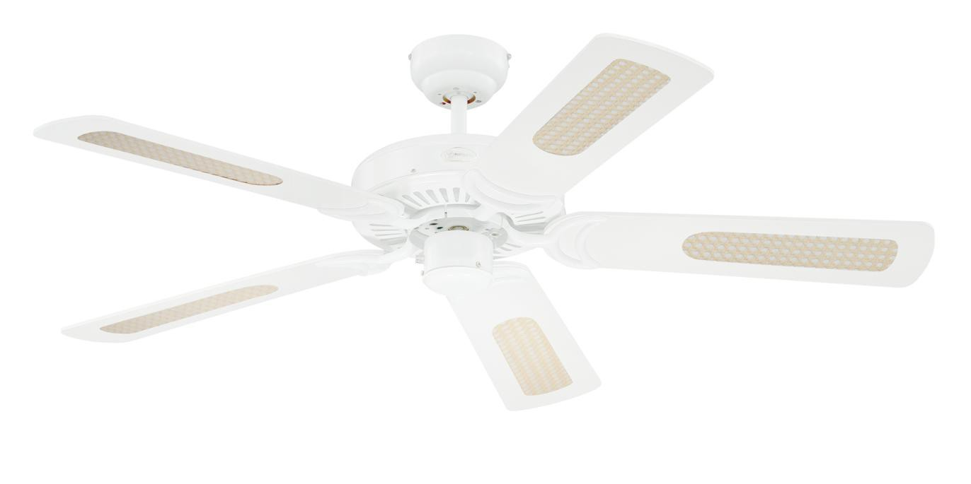 Weißer Deckenventilator mit fünf Flügeln. Die Flügel haben einen beigen, gemusterten Abschnitt.