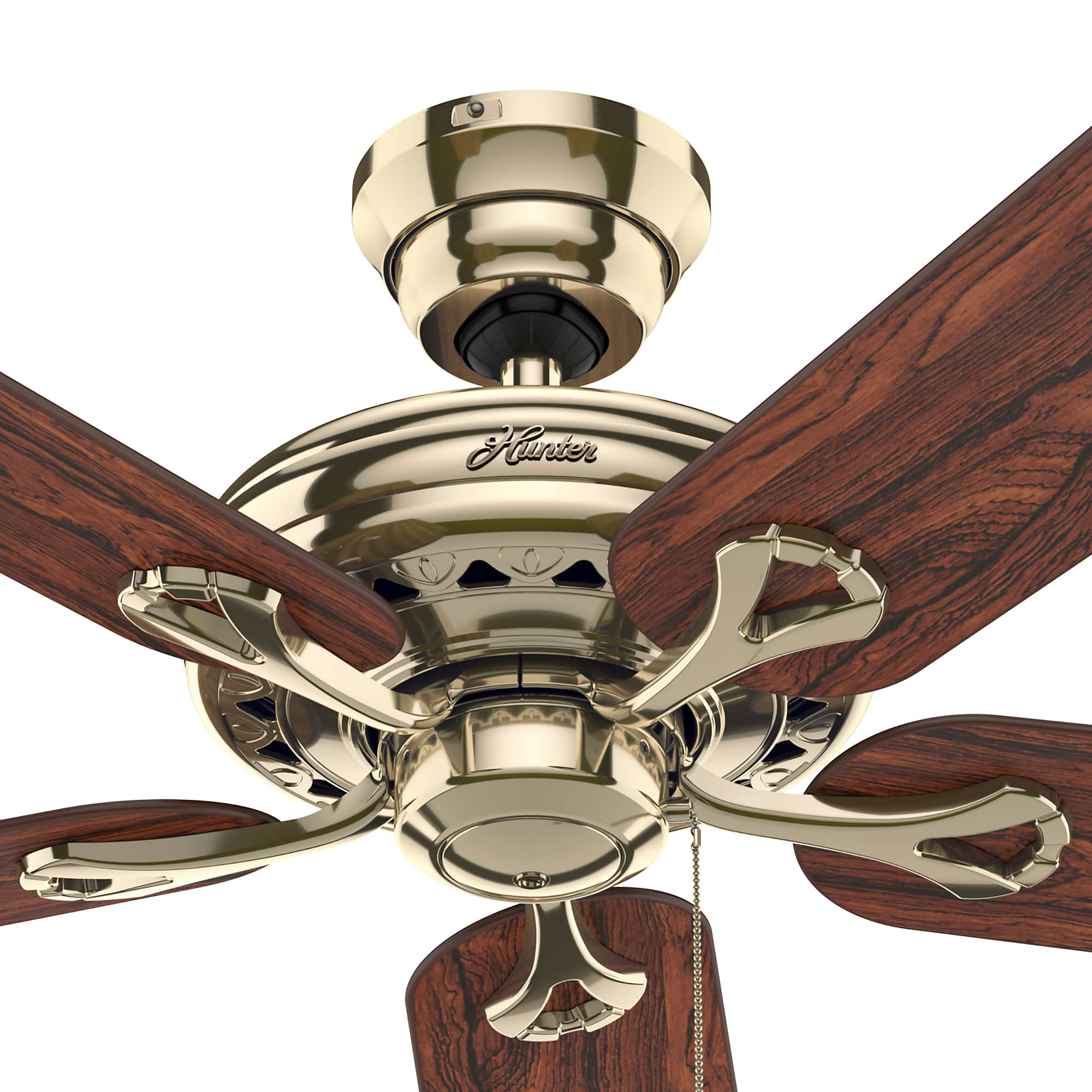 Deckenventilator mit Holzflügeln und einem goldfarbenen Motorgehäuse.
