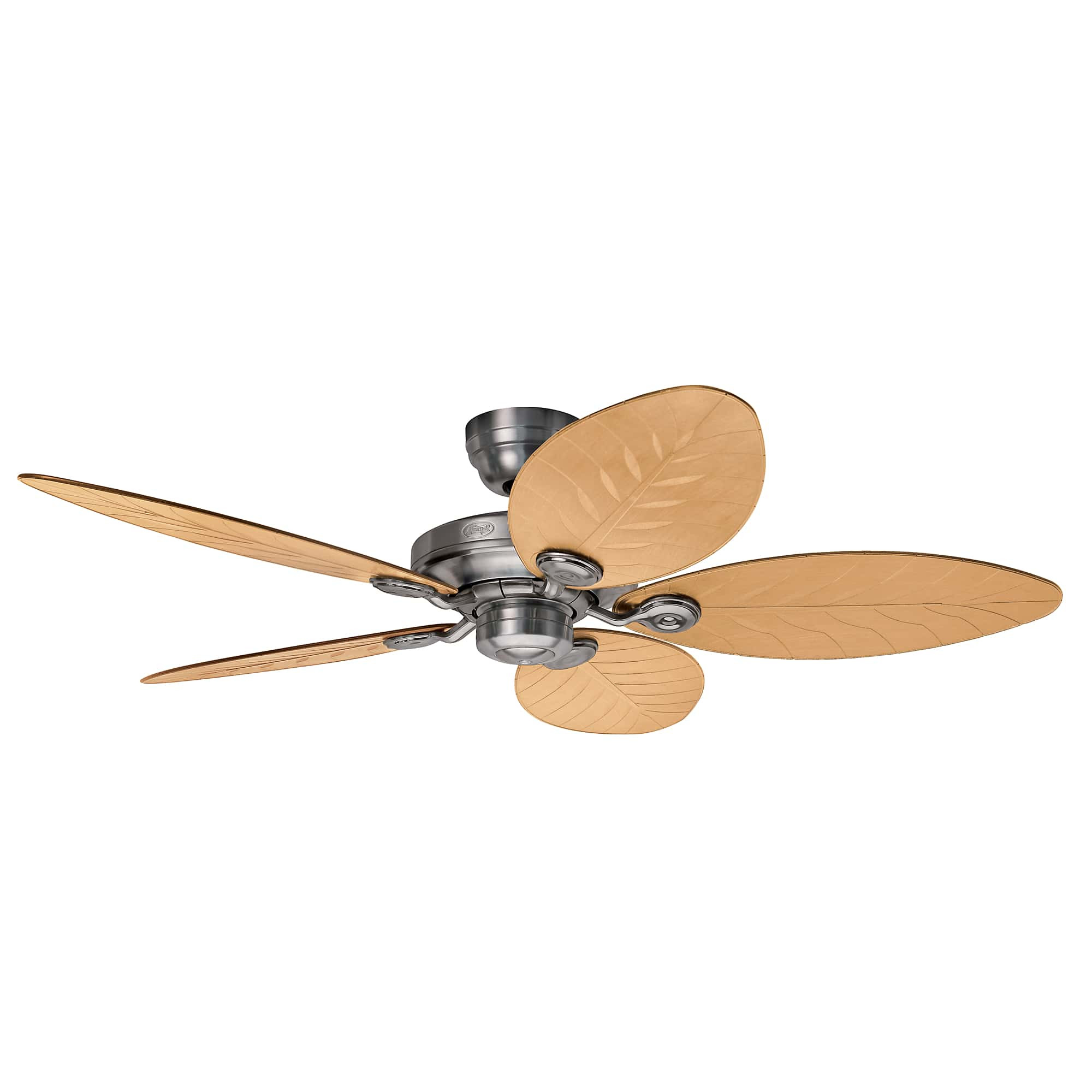 Deckenventilator mit beigefarbenen, blattförmigen Flügeln und einem silbernen Motorgehäuse.