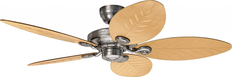 Deckenventilator mit fünf hellfarbigen, blattförmigen Flügeln. Das Motorgehäuse ist metallisch.