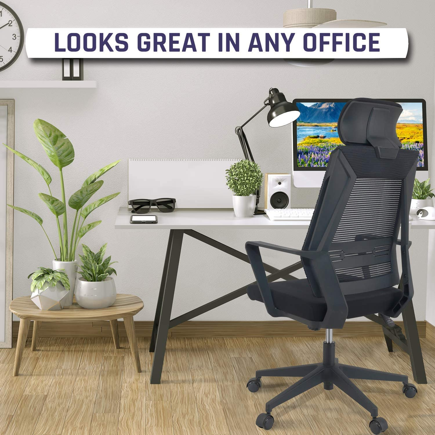 Büro mit Schreibtisch, Stuhl, Pflanzen und Computer. Schild sagt: "Sieht in jedem Büro toll aus".