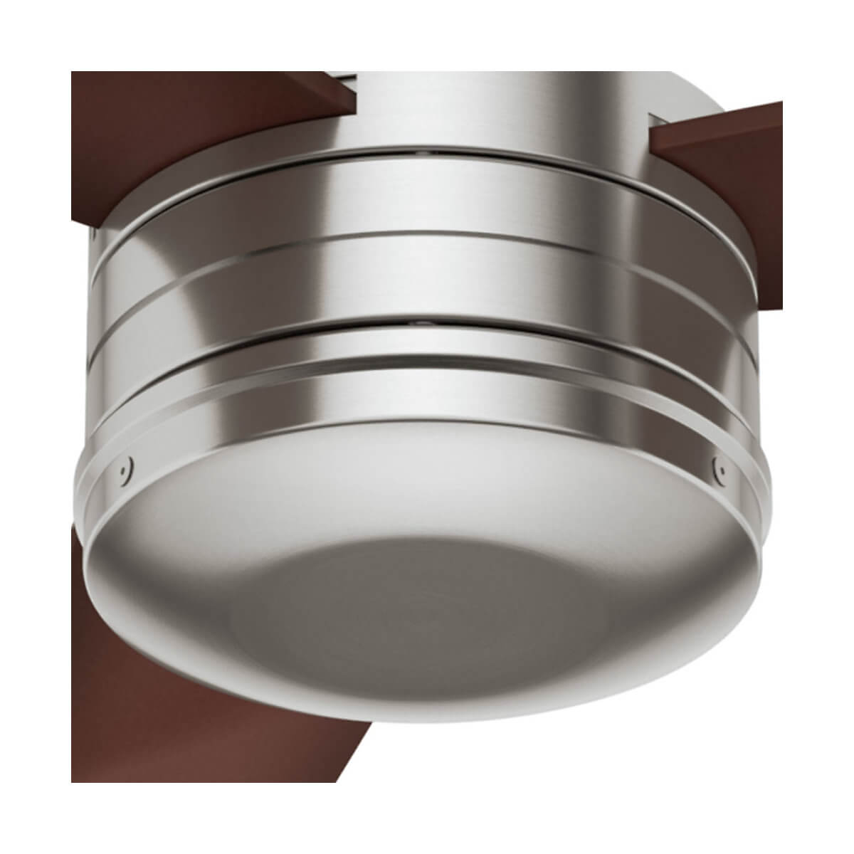 Nahaufnahme des Metallgehäuses eines Deckenventilators und brauner Flügel, isoliert auf Weiß.