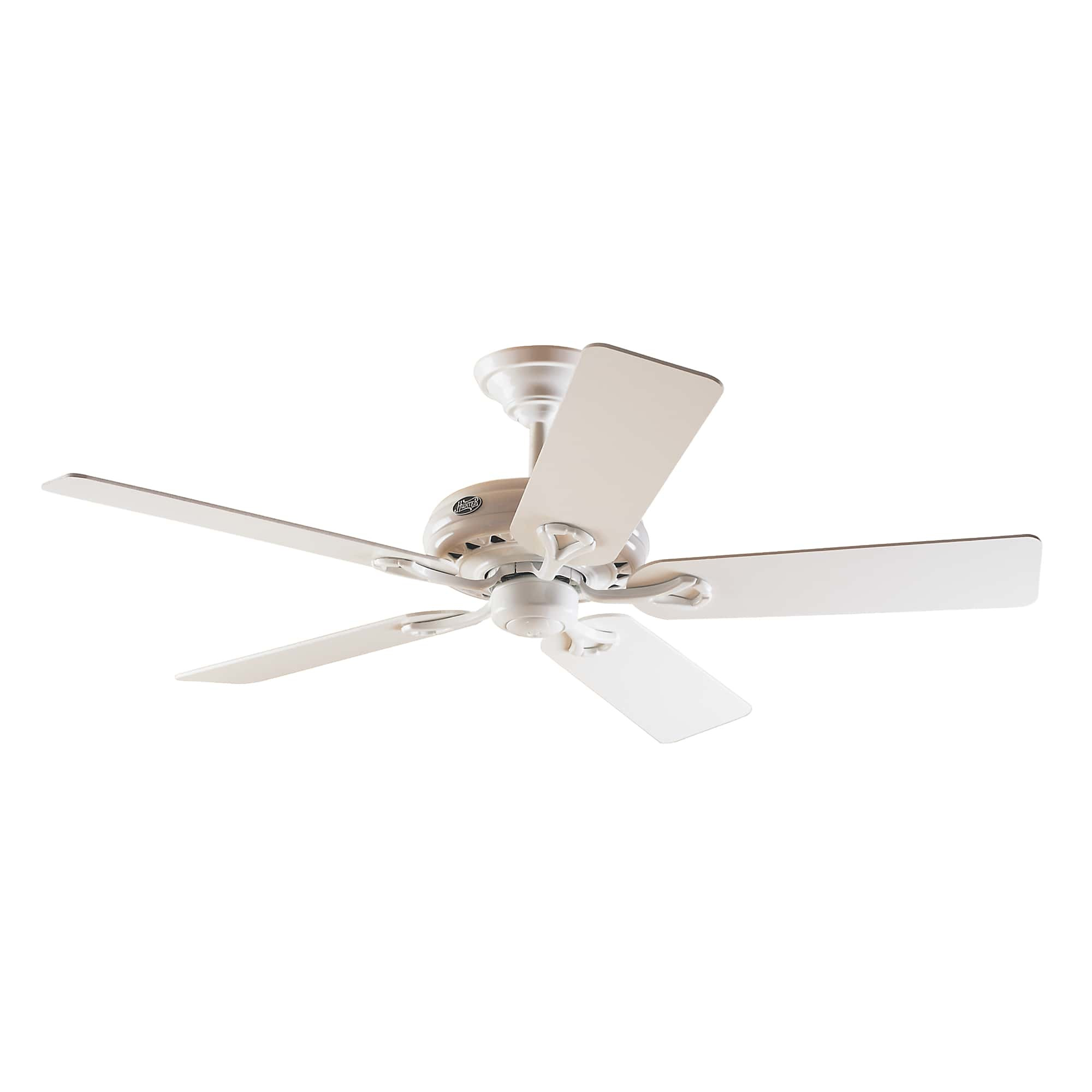 Ein weißer Deckenventilator mit fünf Flügeln. Der Ventilator ist an einer weißen Decke montiert.