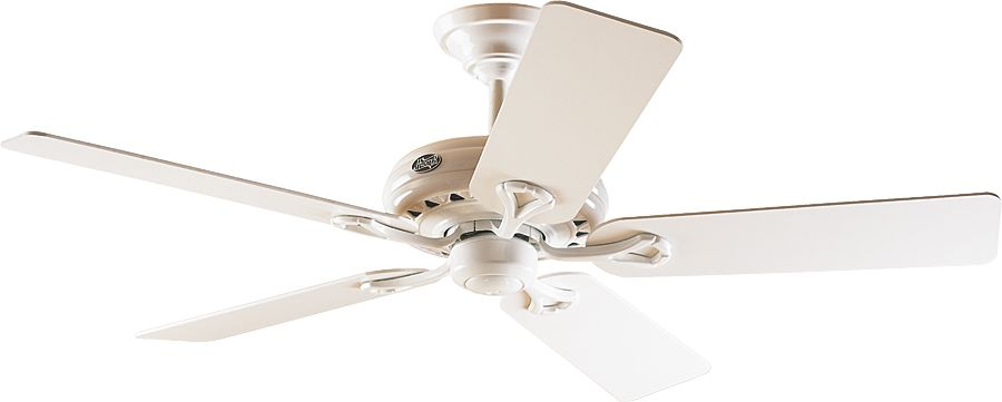 Weißer Deckenventilator mit fünf Flügeln vor weißem Hintergrund.