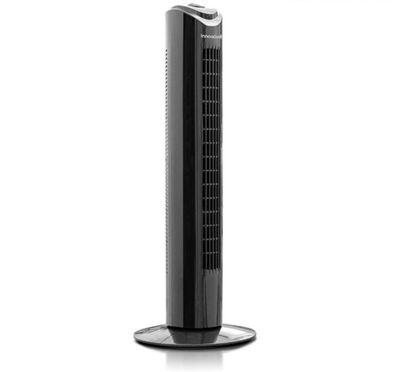 Schwarzer Turmventilator auf weißem Hintergrund. Er hat einen runden Sockel und vertikale Schlitze.