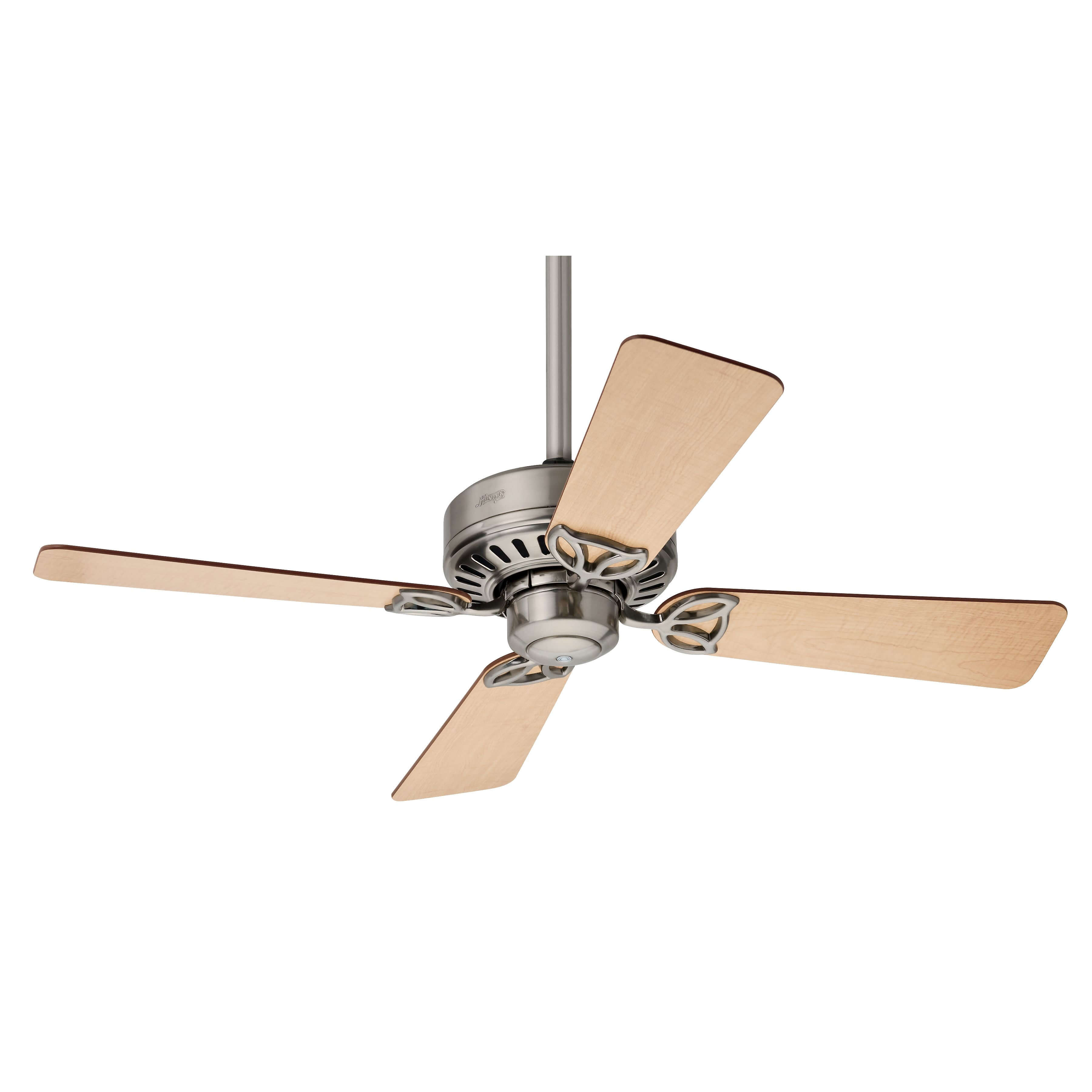 Deckenventilator mit 4 Holzflügeln und silbernem Motorgehäuse, vor weißem Hintergrund.