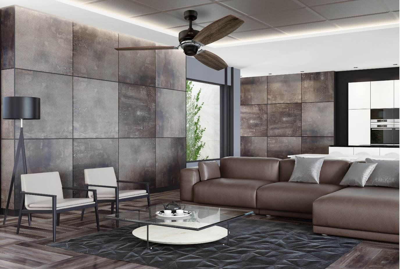 Wohnzimmer mit Deckenventilator, braunem Sofa und Glastisch.