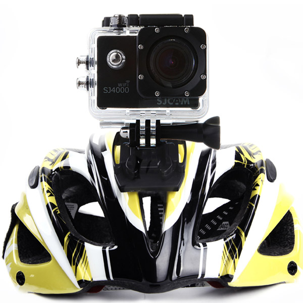 Czarna kamera sportowa zamontowana na żółto-białym kasku. Białe tło.