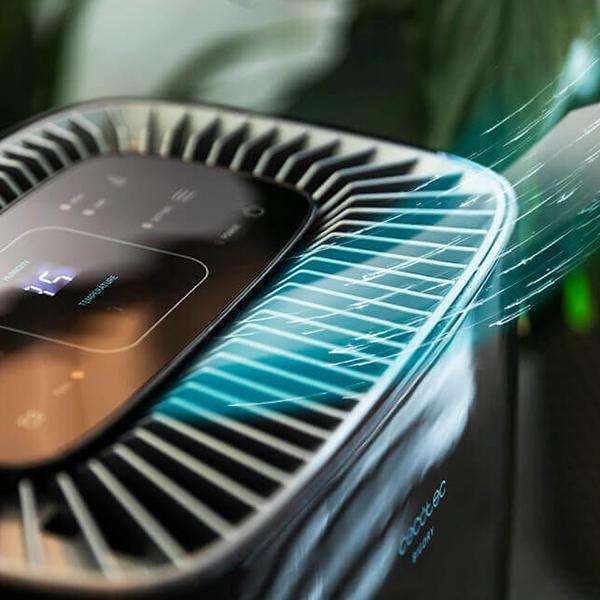 Czarny oczyszczacz powietrza z cyfrowym wyświetlaczem i niebieskimi efektami świetlnymi na powierzchni.