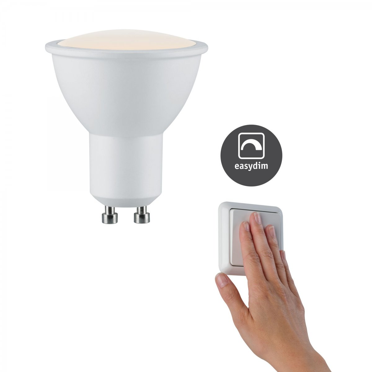 Biała żarówka i dłoń dotykająca przełącznika.