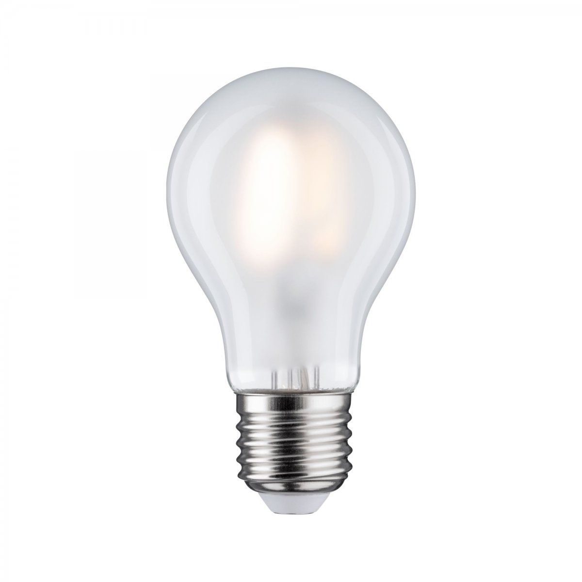 Żarówka z matowego szkła ze srebrną podstawą, podświetlona, na białym tle.