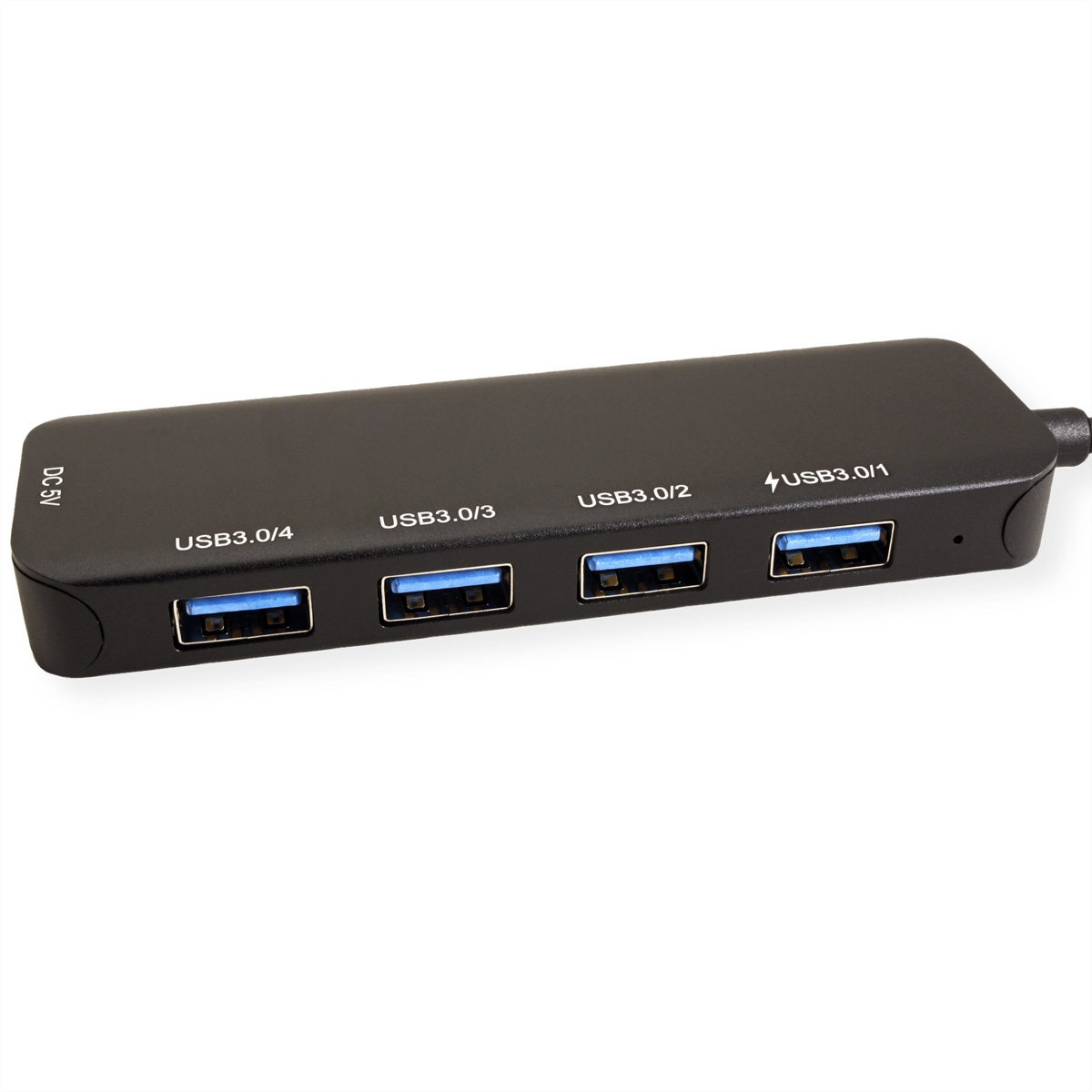 Ein schwarzer USB-Hub mit vier USB 3.0-Anschlüssen befindet sich auf einer weißen Oberfläche.