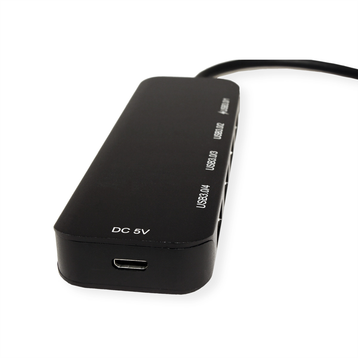 Schwarzer USB-Hub. Hat USB-Anschlüsse und einen DC 5V-Anschluss. Weißer Hintergrund.