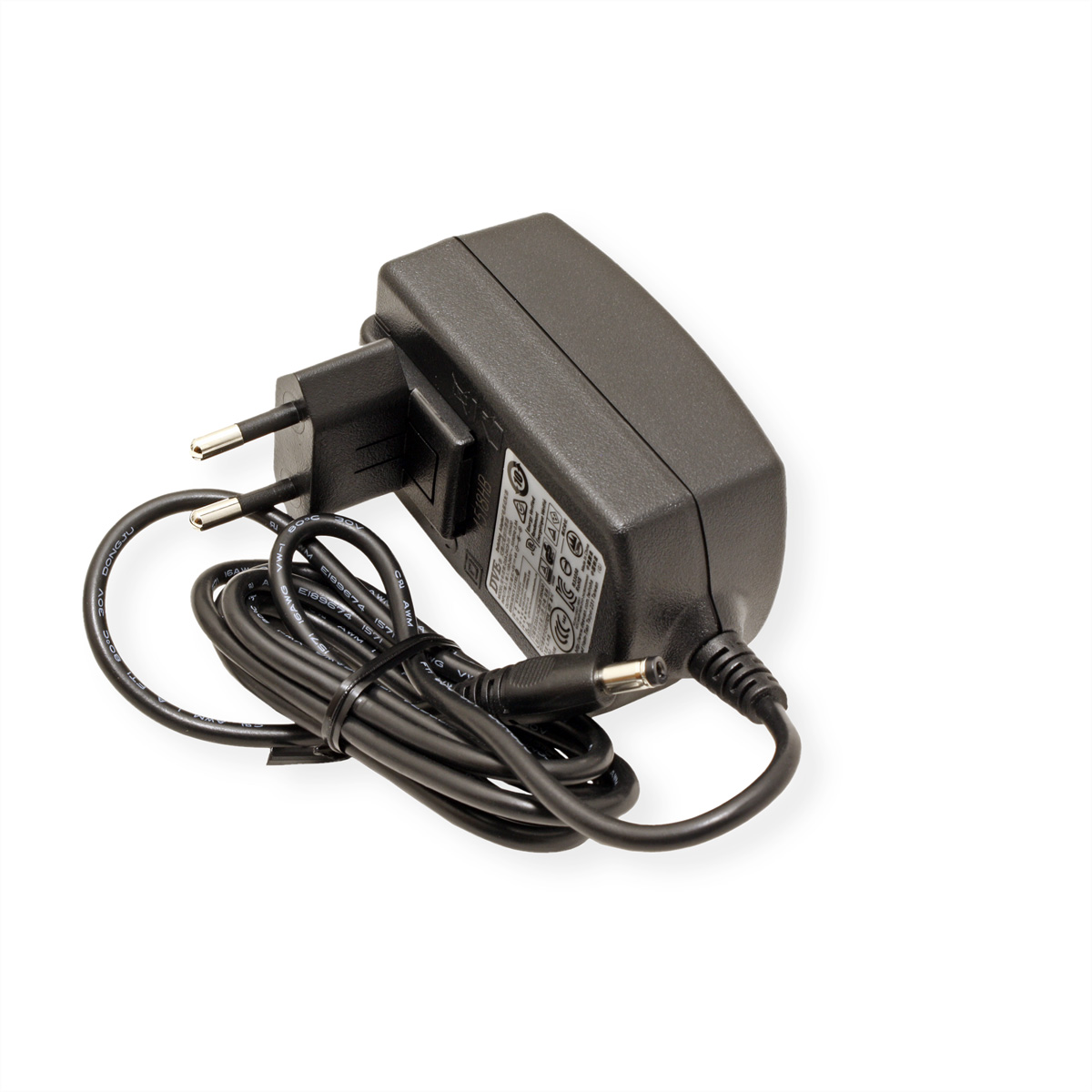 Ein schwarzes Netzteil mit Stecker und Kabel auf weißem Untergrund. Der Adapter hat Etiketten.