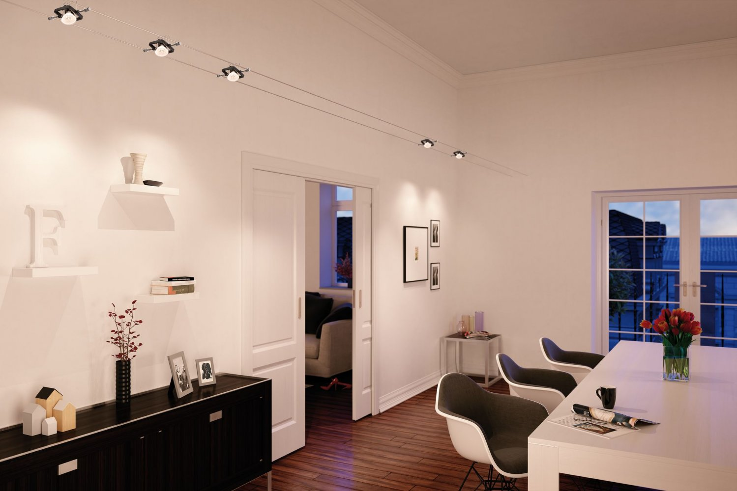 Okrągły srebrny hub USB-C z wieloma portami. Dołączony czarny kabel. Etykieta: Zaprojektowany dla profesjonalistów.