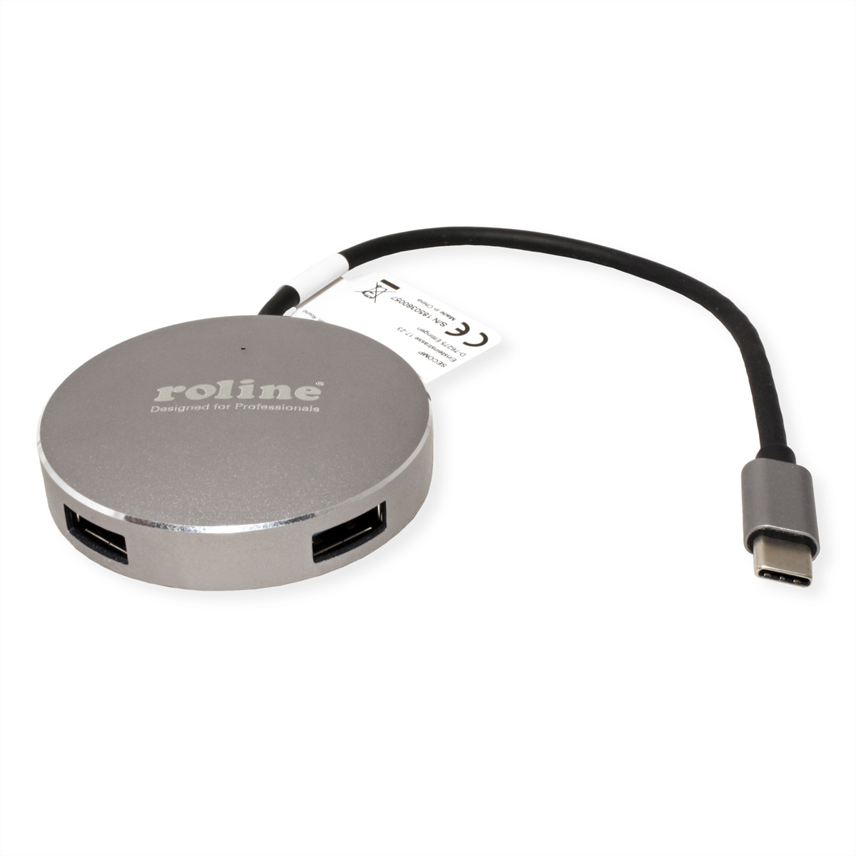 Ein silberner USB-Hub mit 4 Anschlüssen und einem schwarzen USB-C-Kabel. Auf weißem Untergrund.