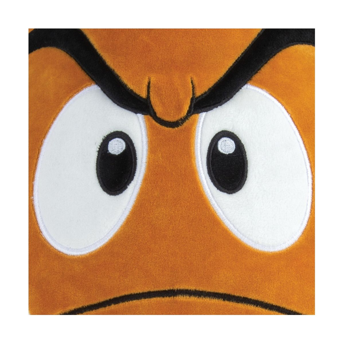 Nahaufnahme des Gesichts eines Goomba-Plüschtiers. Es hat große, weiße Augen und einen wütenden Ausdruck.