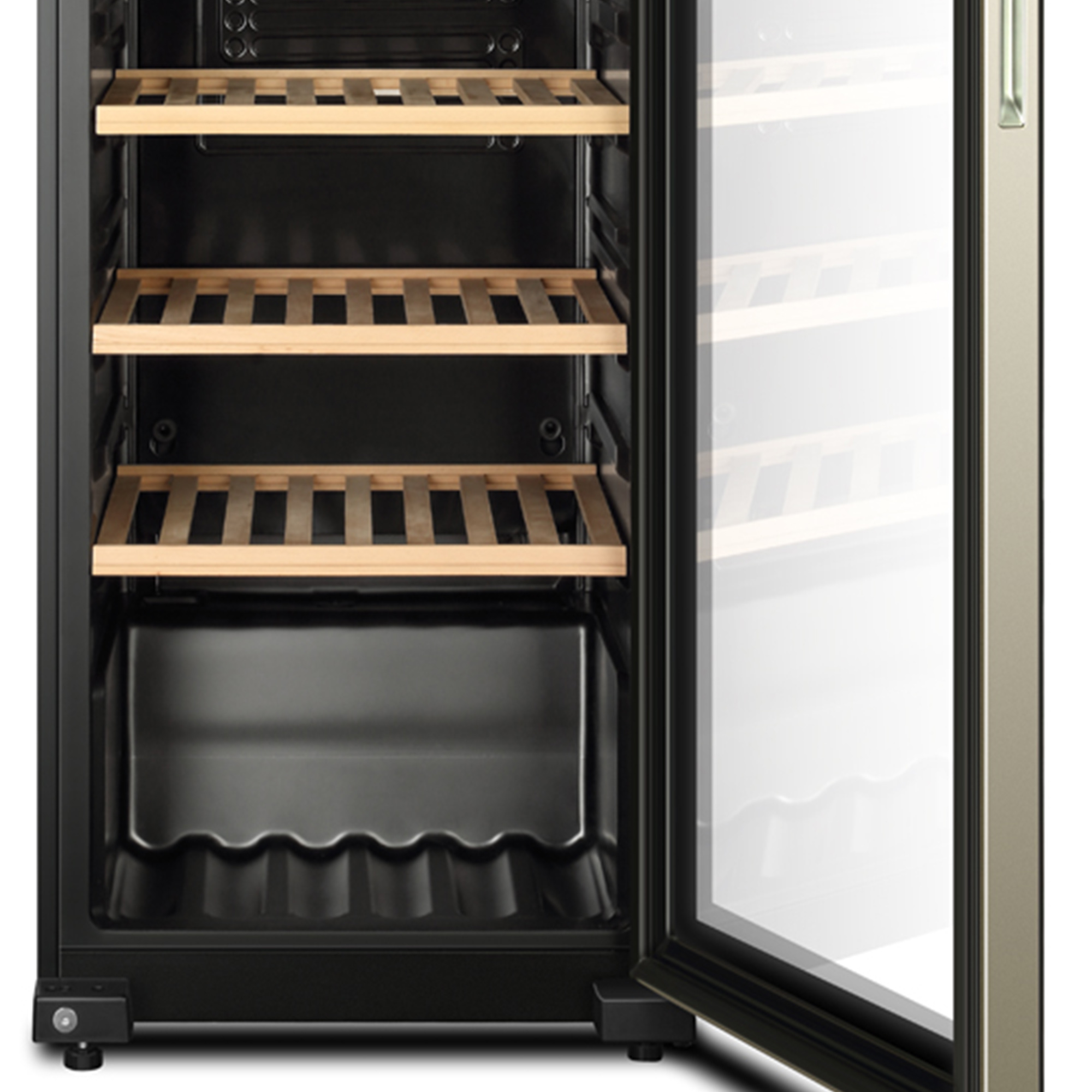 Interior de una vinoteca con estantes de madera, interior negro y puerta de cristal.