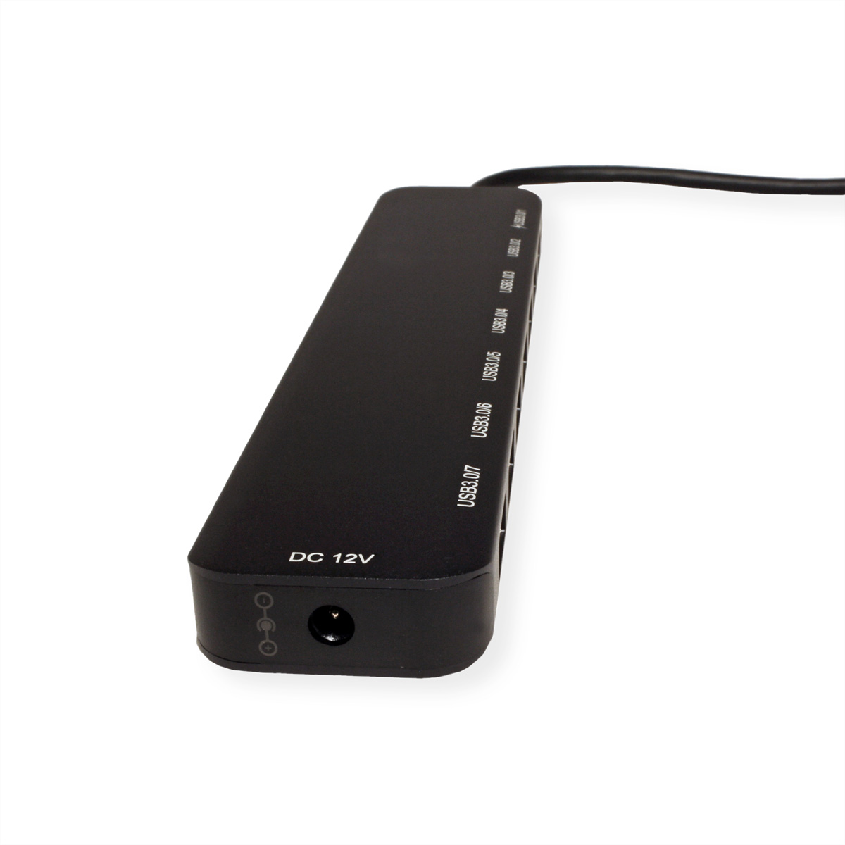 Ein schwarzer USB-Hub mit Anschlüssen und einem DC 12V-Eingang. Er wird aus der Untersicht gezeigt.