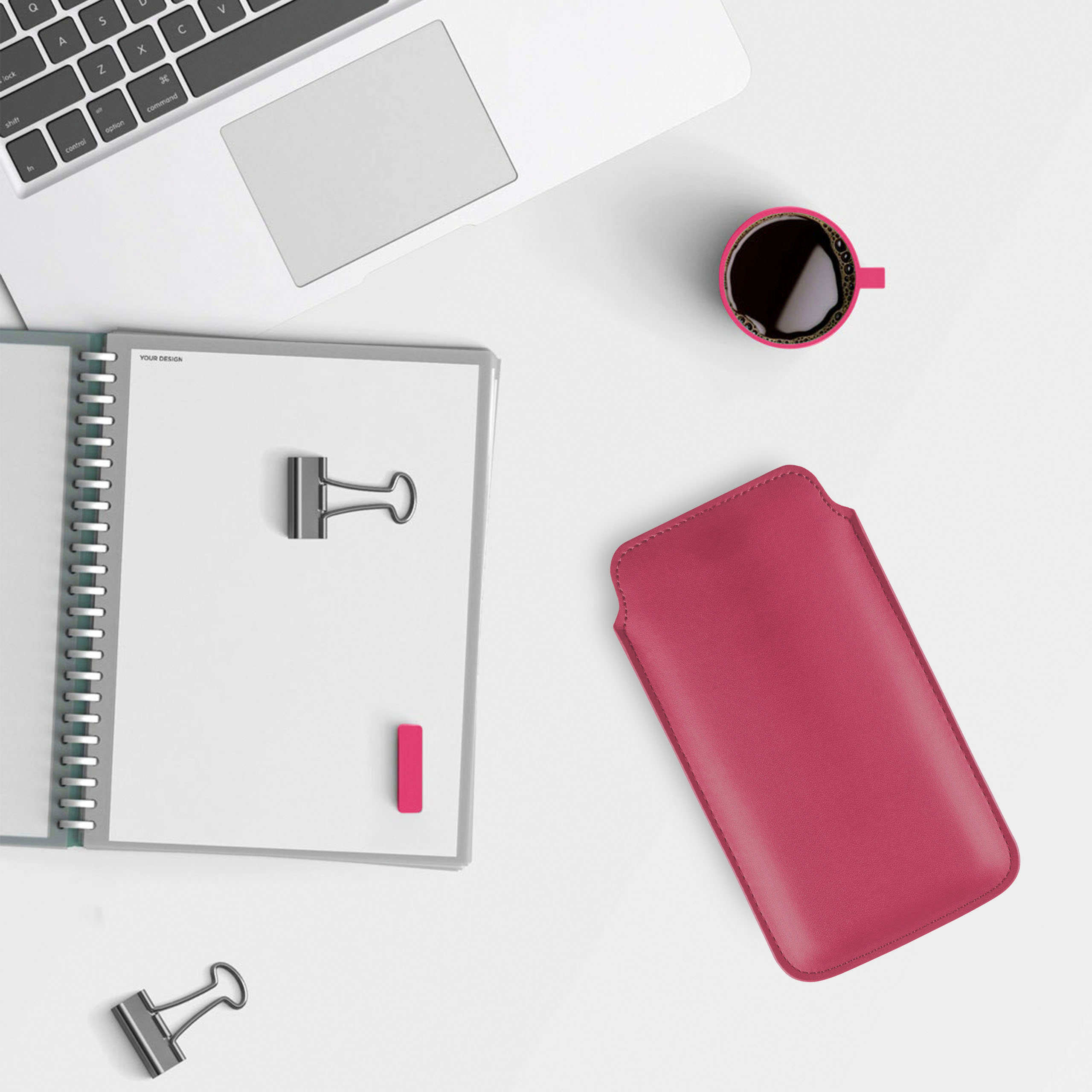Draufsicht: Laptop, Notizbuch, rosa Handyhülle, Kaffee.